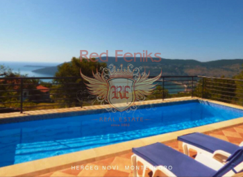 For sale!
Beautiful house with a great sea view, located in a quiet village of Trebesinj, about 3 km from the sea.