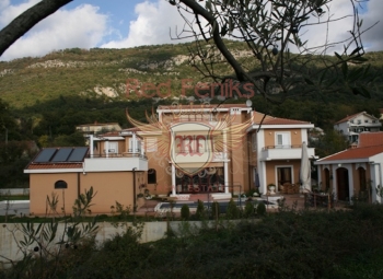Schöne, moderne und elegante Familienvilla zum Verkauf mit Meerblick, drei Etagen, in ausgezeichneter Lage in Kavac, in der Nähe von Kotor, Tivat und dem Luxushafen Porto Montenegro.