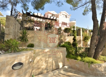 Apartment for sale in a luxury villa with a large territory and infrastructure.