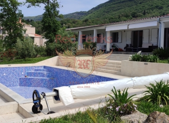 For sale house with a total area of ​​250m2, located on a plot of 1400m.