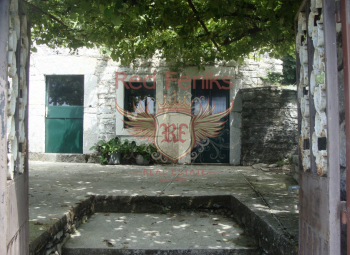 Satılık - Herceg Novi, Kameno'nun güzel bir bölgesinde 147m2 arsa üzerinde yer alan 60m2 alana sahip taş ev.
