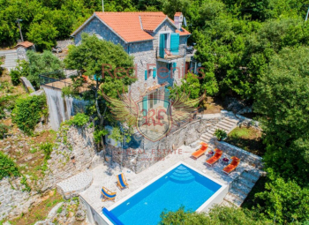 Location: Luštica Peninsula
House Area: 150 m²
Land Area: 659 m²
Structure:
Living room with fireplace
Kitchen
3 bedrooms
2 bathrooms
Wardrobe
Summer kitchen
Outdoor dining area
Swimming pool
Additional Features:
Renovated Stone House: Beautifully renovated stone house maintaining traditional charm.