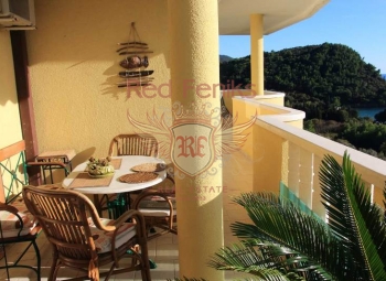 Spacious apartment in Petrovac with an area of 86m2 is located on the last sixth floor.