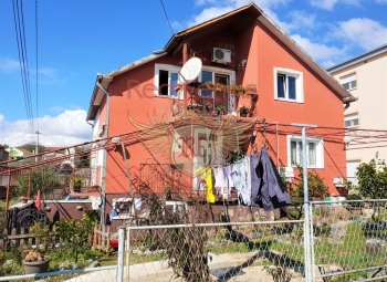 For sale half of a 3-storey building with an area of ​​120 square meters.