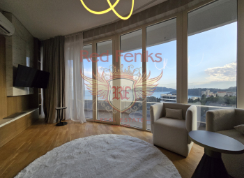 Becici'de panoramik deniz manzaralı satılık üç yatak odalı daire.