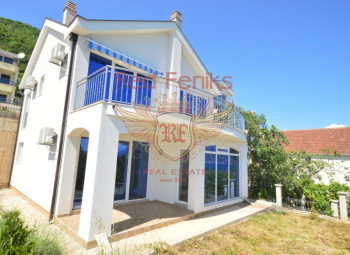 The house has a total area of ​​143 sqm on a plot of 321 sqm.