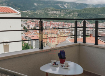 Zu verkaufen: Ein-Zimmer-Wohnung in Budva mit Blick auf die Berge und ein wenig aufs Meer.