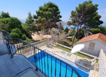 House for sale located in the Green Belt with stunning sea views, surrounded by pine trees.