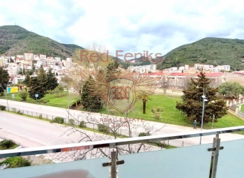 Zu verkaufen Wohnung mit zwei Schlafzimmern in Budva mit Blick auf die Berge.