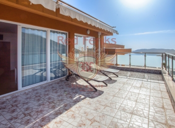 For sale penthouse with panoramic sea and mountains view in Becici
The guarded complex is located in Becici, Ivanovici, at an altitude of 80 meters above sea level, 500 meters from the Becici beach and a modern hotel complex, consisting of shops, restaurants, cafes, bars.