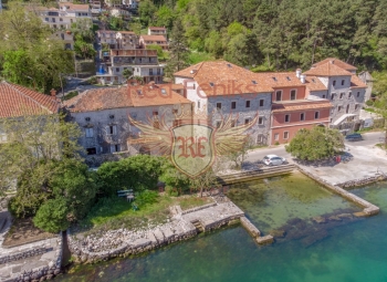 Na prodaju - Tradicionalna kamena kuća sa divnom baštom, pontom i neverovatnim pogledom na more.