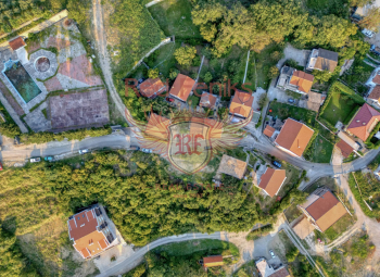 Zum Verkauf steht ein urbanisiertes Grundstück für den Bau einer Villa in Budva, Lastva

Die Fläche des Grundstücks beträgt 401m2.