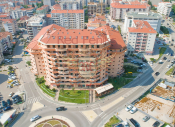 Budva'da deniz ve dağ manzaralı satılık yeni bina.