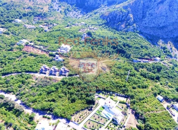 Zu verkaufen schönes Grundstück mit Panoramablick auf das Meer in Blizikuce
Das Grundstück ist urbanisiert und hat 703m2.