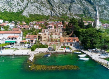 Zu verkaufen Lux Villa am Meer in Dobrota
Es ist eine alte Steinvilla in der ersten Meereslinie.