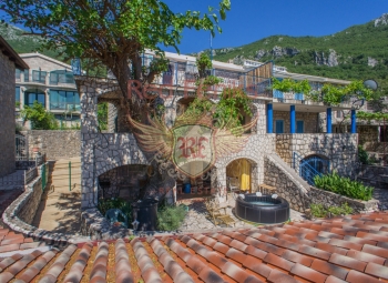 Budva Rivierası'nın seçkin yeri Ku-lya-che köyünde muhteşem deniz manzarasına sahip eski taş ev.