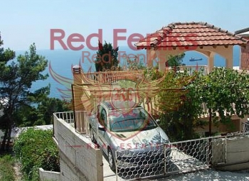 Wir bieten Ihnen ein schönes zweistöckiges Familienhaus auf einem Hügel in ruhiger Lage, Zeleni Pojas, Vorort von Bar, Montenegro.