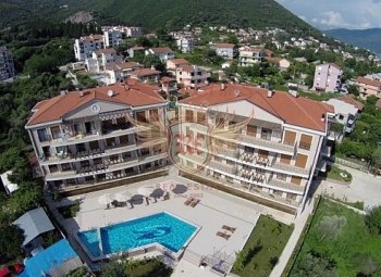Na prodaju vrlo lep stan sa panoramskim pogledom na zaliv, na prvoj liniji odmarališta Baosici, Crna Gora.