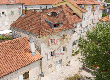 Satılık - Kotor Körfezi Perast'ta bulunan birinci sınıf taş ev mülkü.