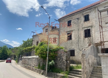 Zu verkaufen – Maisonette in erster Meereslinie, mit einem Garten an der Vorderseite und einer Brücke über das Grundstück.