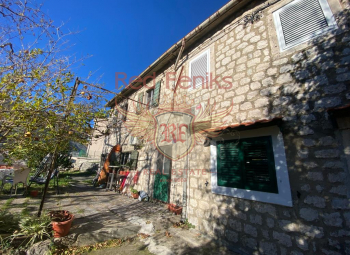 Na prodaju - Stara kamena kuća na odličnoj lokaciji u Dobroti, Kotor.