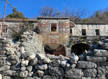 Na prodaju - Kamena kuća površine 68m2 koja se nalazi na placu od 850m2 u lijepom naselju Kameno, Herceg Novi.