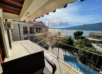 Zu verkaufen – fantastisches Luxusapartment mit drei Schlafzimmern an der Küste Montenegros, nur 2 Minuten vom Meer entfernt.