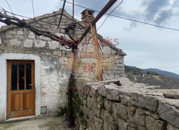 Panoramik deniz manzarasına ve 1800 m2'lik geniş bir arsaya sahip, Herceg Novi'de satılık bu muhteşem projenin olağanüstü fırsatını keşfedin! Toplam büyüklüğü yaklaşık 300 m2 olan toplam beş evden oluşan bu mülk, büyük bir yatırım ve dönüşüm potansiyeli sunuyor.