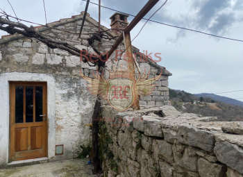 Entdecken Sie die außergewöhnliche Gelegenheit dieses großartigen Projekts zum Verkauf in Herceg Novi mit Panoramablick auf das Meer und einem weitläufigen Grundstück von 1800 m²! Diese Immobilie besteht aus insgesamt fünf Häusern mit einer Gesamtfläche von ca.