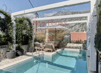 Kotor, Prcanj - Villa Di Bella

- 3 Schlafzimmer
- 2 Badezimmer
- 2 Wohnzimmer (Meerblick)
- 1 Küche
- 1 Weinbar
- 1 Poolbereich
- 4 Terrassen (Meerblick)
- 2 Parkplätze
- 1 Außenküche

Villa: 261 kvm
Garten/Grundstück: 316 kvm

Villa Di Bella ist eine luxuriöse, minimalistisch gestaltete und komplett renovierte Villa in Prcanj, Boka Bay.