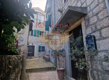 House for sale with a total area of 86 m2 in an old house on the first line from the sea.