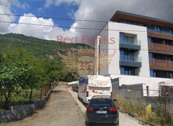 For sale is an urbanized plot of 766m2 with the existing UTU, allowed the construction of 612m2 on the main road in the center of Kavac, the only remaining plot between the building Bujkovica below and Turaka above overlooking the sea.