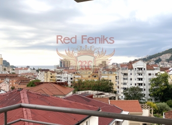 Zu verkaufen helle Wohnung mit einem Schlafzimmer mit Meerblick und Altstadt.