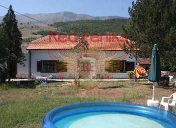 House for renovation with a big plot is for sale in the picturesque village of Frutak, near the city of Danilovgrad.