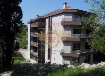Podgorica'nın kalbinde güzel doğa ve yeşilliklerle çevrili yeni bir binada teraslı 136 m2 satılık eşsiz daire.