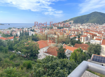 Budva'da deniz ve şehir manzaralı satılık tek yatak odalı daire.