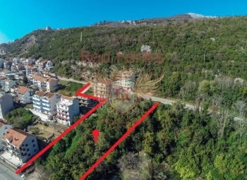 Şehrin en popüler yerinde iyi koşullara sahip 1550 m2 arsa.