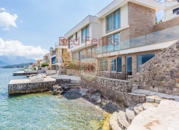 Villa zum Verkauf 240 m2 in der ersten Meereslinie, 3 Meter vom Meer
entfernt, Gemeinde Tivat, Krasici, Bucht von Kotor.