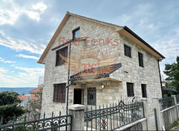 Biri çatı katı artı 37 m2'lik yardımcı bina olmak üzere 70 m2'lik 4 katlı 280 m2 satılık aile evi.