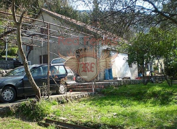 Two-level house, with two separate entrances.