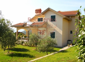 For sale house with a total area of 350m2 on a plot of 1026 m2.