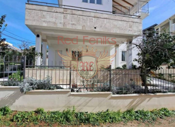 For sale Two-storey house in Utjeha, 800 meters from the picturesque Uvala Maslina beach.