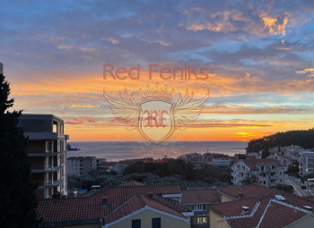 Petrovac'ta panoramik deniz manzaralı üç yatak odalı satılık daire.