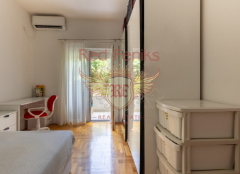 Location: Topla, Herceg Novi
Distance to sea: 600 meters
Apartment year: 10 years
Position: 2nd floor of 5 storey building
Area: 74 m2
Rooms: 2 bedrooms, 1 Living room + kitchen, 2 bathroom, 2 balconies.