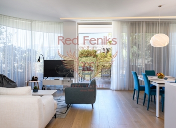 For sale luxury one-bedroom apartment in the complex on the first line 
The area of the apartment is 146m2.