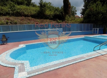 For sale! One bedroom apartment on a high ground floor, in the closed complex, completely furnished, community swimming pool, parking included.