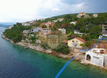Plot of 1000m2 located right on the seafront with its own beach and the possibility keep a boat or jet ski.