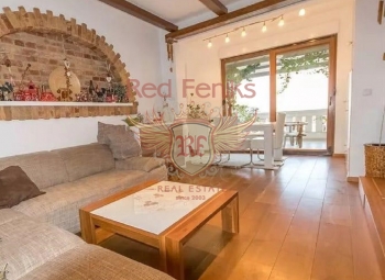 Luxurious apartment with a garden and a terrace, located near the sea in Herceg Novi .