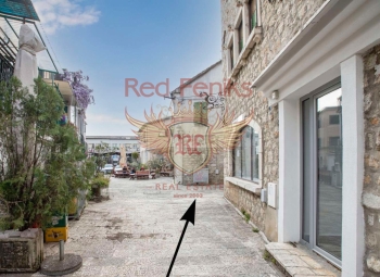 Office space for sale in the very center of the old town of Herceg Novi
An office with an area of 22 m2 is located on the ground floor and has a spacious room with a bathroom.
