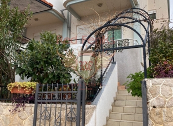 For sale is a three-storey house with a living area of 145 m2 plus two terraces

, a basement and a garage, total about 200 m2.